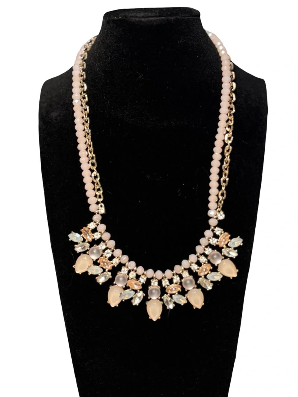 🩰🪩 Elegant‎ Pink Statement Necklace with Gold Accents 🪩🩰